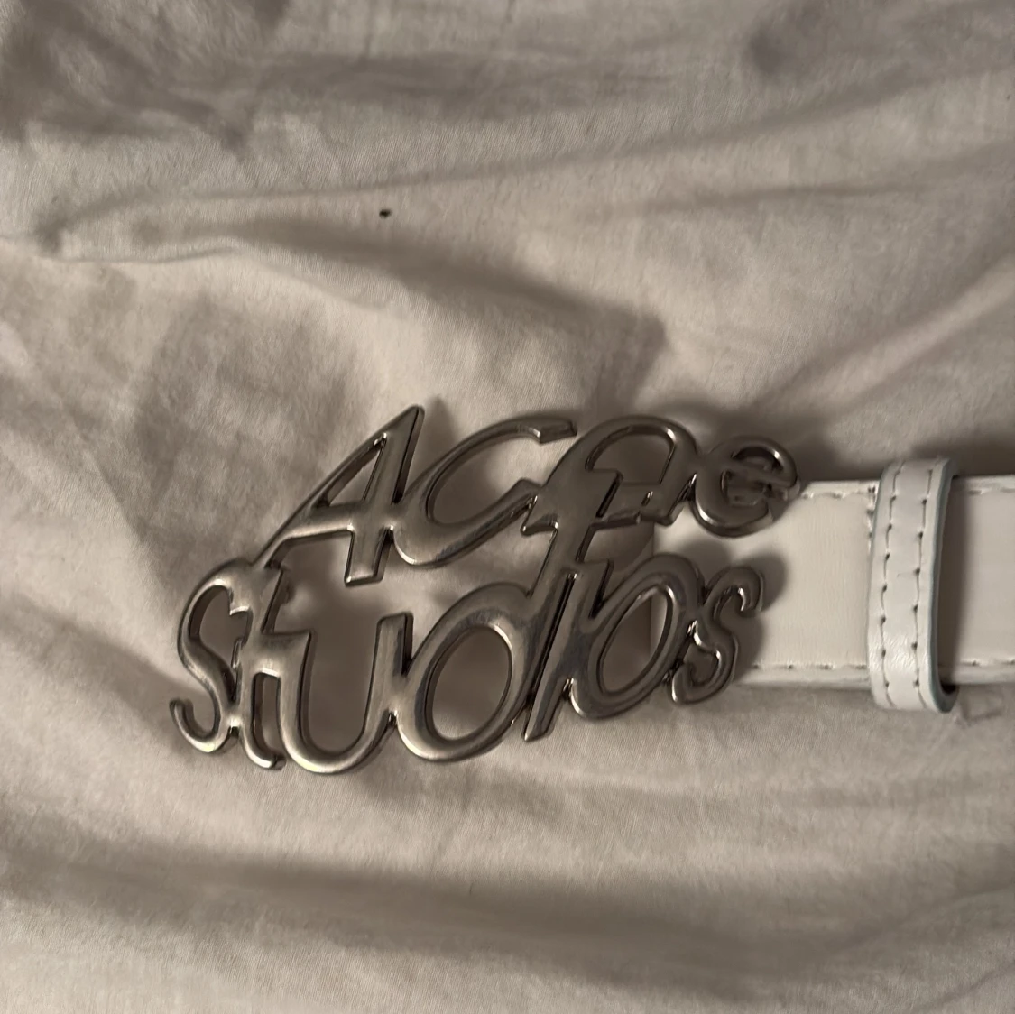 Vitt bälte från Acne Studios