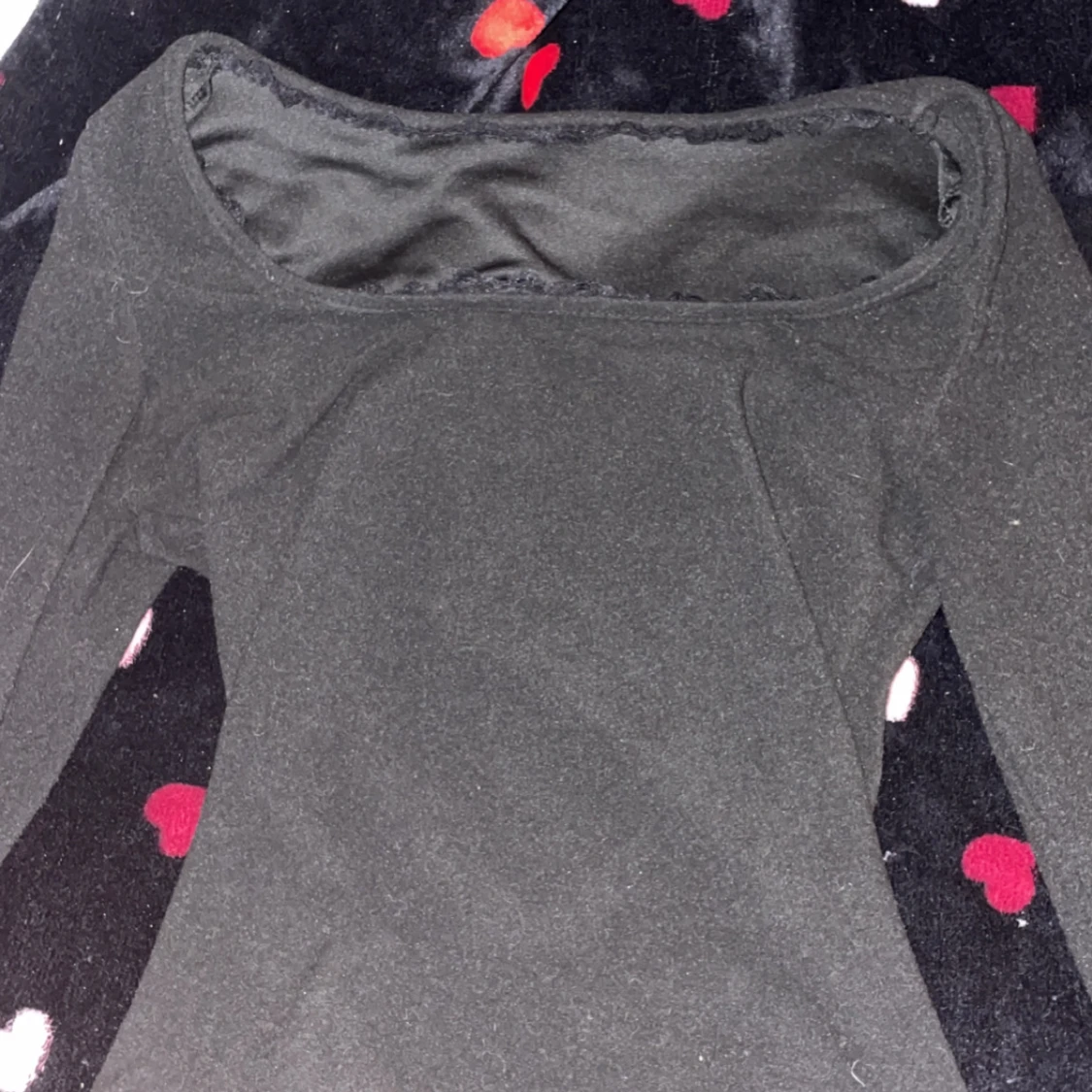 Svart långärmad topp med spetsdetaljer