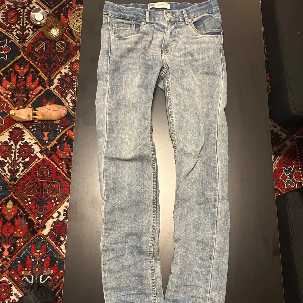 Ljusblå jeans från levis. Storlek ca 170, inga större defekter utan riktigt bra skick. Hör gärna av dig🙌. Farkut & Housut.