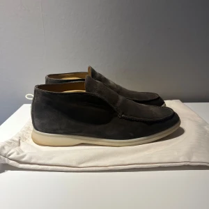 Loro Piana Open Walk - Säljer mina Loro piana open walk , väldigt fint skick använda fåtal gånger . Passar större. Dustbag tillkommer . Hör av er vid frågor inga byten