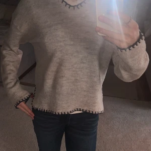 Grå tröja från Gina Tricot - Grå stickad tröja från Gina Young i storlek 158/164. Varan är i nytt skick och fick den i present! Säljer pga att färgen inte passade mig! ❤️ PRIS KAN DISKUTERAS 