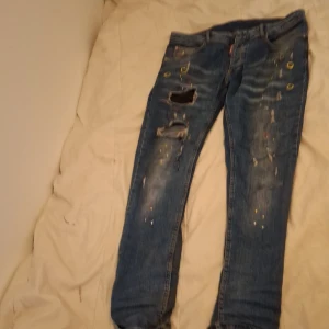 Blåa dsquared2 jeans - Dsquared2 jeans ite trasiga vid högra benet 