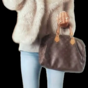 ”Speedy bag” till salu🌸 - Hej! Säljer denna sååå snygga väskan som är så lik den speedy bag. Den i jättebra skick och har tyvärr inte kommit till användning❣️ 