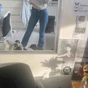 Blå bootcut jeans från Gina Tricot  - Snygga blå jeans med bootcut, medelhög midja och är full length. Dem är i storlek 34 men kan även passa dem som har 36, och har även ett pyttelitet hål på framsida lår som ni kan se på bilden, men annars väldigt gott skick😊. Säljer då dem börjar bli försmå, hör av er vid frågor❤️ 