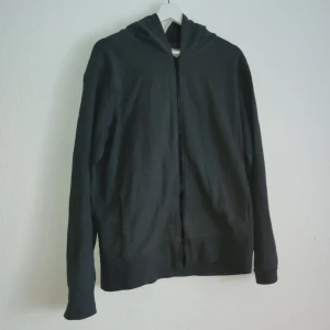 Svart hoodie från Mango - Säljer en stilren svart hoodie från Mango. Den har en dragkedja framtill och en bekväm huva. Perfekt för en avslappnad look. Passar bra till både jeans och joggers.