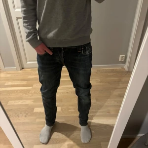 Nudie jeans - Fräscha jeans från Nudie, personen på bilden är 179 och väger 63. hör av dig vid funderingar🙌🤩