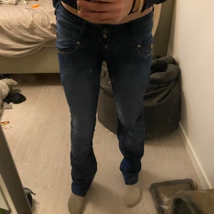 Långa blåa Jeans - Säljer dessa mörkblåa jeans från Italien. Low waist! Och butcut Storlek m insydda till S. Jag på bilden är 173 å dom är lagom/långa på mig. Innebensmått: 89