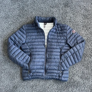 Colmar dunjacka - Säljer en fet Colmar dunjacka, perfekt nu till våren! Inga defekter, skick 8-10. Storlek S. Hör av er vid minsta fundering!💫