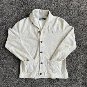 Ralph Lauren cardigan - Säljer en fet Ralph Lauren cardigan! Inga defekter, skick 8-10. Storlek S. Hör av er vid minsta fundering!💫