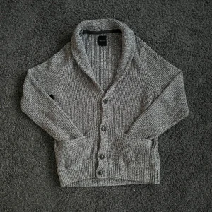 Stickad Cardigan - Säljer en stilren cardigan! Inga defekter, skick 9/10. Storlek M. Hör av er vid minsta fundering!💫