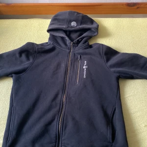 Sail racing zip - Säljer min Sail racing zip hoddie eftersom den blivit liten. Har inte haft den så länge och den har inga defekter 