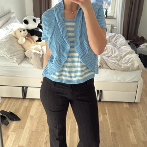 Virkad topp - Så söt topp från Glimpse designe💕OBS tröjan o koftan sitter ihop!