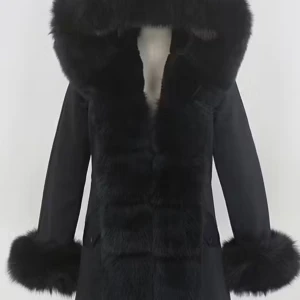 Svart pälsjacka med huva - Snygg svart pälsjacka med fluffig huva och pälsdetaljer vid ärmslut. Perfekt för kalla dagar när du vill hålla dig varm och stilren. Jackan har en elegant design som passar till många olika tillfällen.