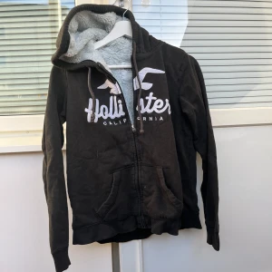 Hollister zip up med fluff - Snygg huvtröja ifrån Hollister, den har fluff i luvan och till viss del inuti😇💓 Den är i bra skick men lite nopprig💓