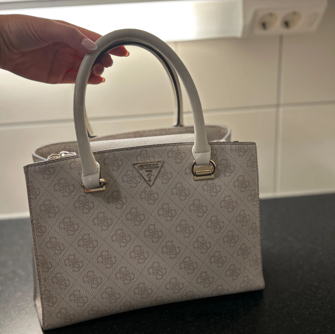 Ljus rosa handväska från Guess