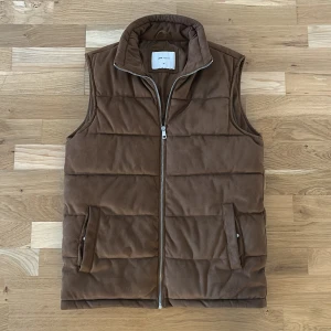 Brun väst i mocka - Snygg brun väst i mocka med dragkedja framtill. Storlek M passar även S, knappt använd. Perfekt nu inför våren!