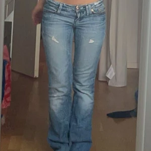 Blå bootcut jeans - Säljer nu mina jätte snygga jeans! Passar mig i längden som är 158, men passar nog även om man är lite längre😇osäker på storlek o säljer endast för bra pris