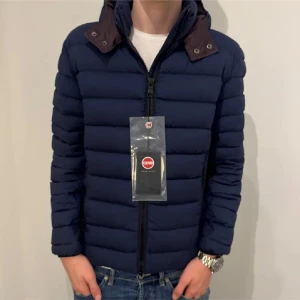 Mörkblå pufferjacka från Colmar - Snygg mörkblå pufferjacka från Colmar med dragkedja och avtagbar huva. Jackan har långa ärmar och märkets logga på ärmen.🤩🤩💫 (äkta) och tags medföljer😍😍 NÄSTAN HELT NY! 6000kr ny