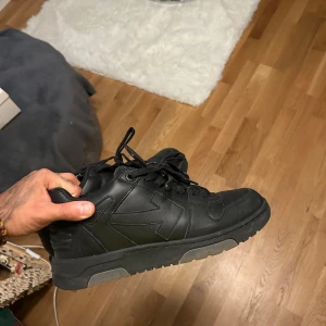 Svarta sneakers från Off-White - Snygga svarta sneakers från Off-White med diskret logga på sidan och textdetaljer på snörningen. Skorna har en robust sula och är perfekta för en stilren look.