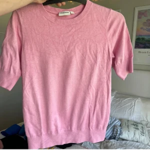 Rosa kortärmad tröja från Kappahl  - Säljer en söt rosa tröja från Kappahl .Perfekt för vår och sommar. Den är gjord i ett mjukt tjockare material .