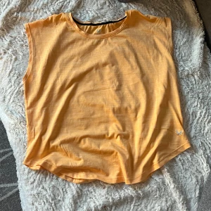 Orange ärmlös tränings t-shirt från soc. Använd 1 gång - orange ärmlös topp med rund halsringning. Den har en liten logga i nedre hörnet. Passar perfekt till ett gym pass lika väl som ett löp pass. Kan mötas upp om det önskas 😊