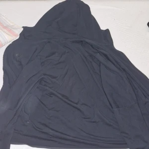 Svart nike tech hoodie storlek M. - Säljer en svart hoodie från Nike med dragkedja och huva. Perfekt för en avslappnad stil. Den har långa ärmar och är tillverkad i ett mjukt material för extra komfort. Inga håll eller defekter och 100 procent äkta. möts upp i ystad, rydsgård,  skurup eller svedala. Kontakta för mer info!