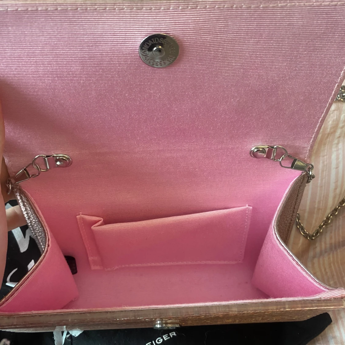 Glittrig rosa kuvertväska från Kurt Geiger - 1