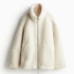 Teddyjacka - Teddyjacka från HM i storlek S. Helt ny med prislapp kvar. Skriv för egna bilder. Pris kan diskuteras. 