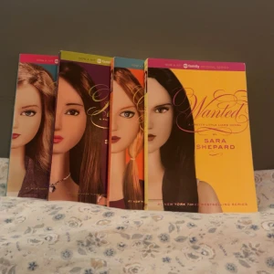 Pretty Little Liars-böcker av Sara Shepard - Böckerna 5-8, böckerna är på engelska