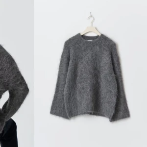 Grå stickad tröja i alpackablandning - Mysig grå stickad tröja i alpackablandning. Perfekt för kyliga dagar med sin fluffiga och mjuka textur. Har använt den typ 2 gånger och den är i nya skick. Den är helt slutsåld online! Köpte för 900kr!