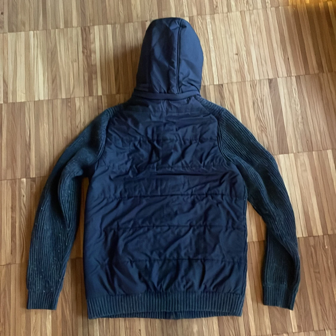 Svart huvtröja från Massimo Dutti - 1