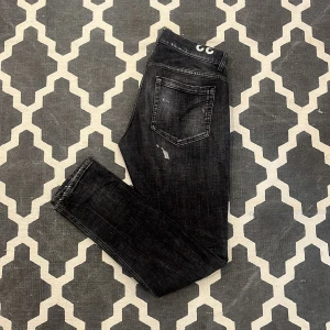 Dondup George - |Dondup George|Storlek 33|Skick 9/10| Dm vid mer info, fraktar spårbart på kundens bekostnad📦