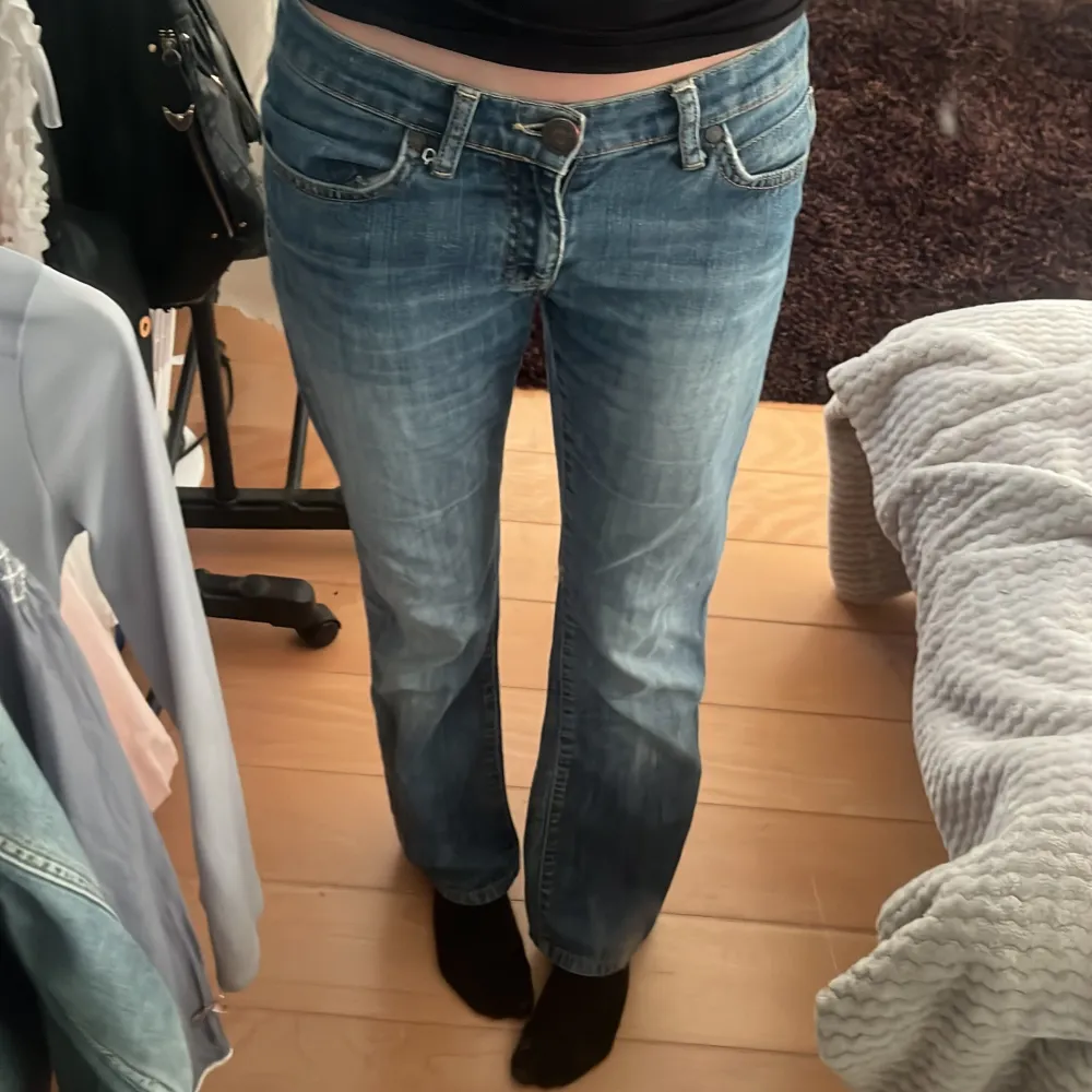 Snygga blå bootcut jeans med klassisk femficksdesign och låg midja. De har en lätt tvättad look som ger en cool vintagekänsla. . Farkut & Housut.