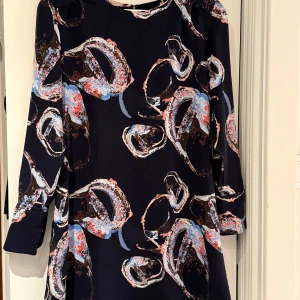 Mönstrad klänning från & Other Stories - Säljer en snygg mönstrad klänning från & Other Stories i storlek 36. Klänningen har en tunn silkeslen linning. Superfin till både fest och vardag. 