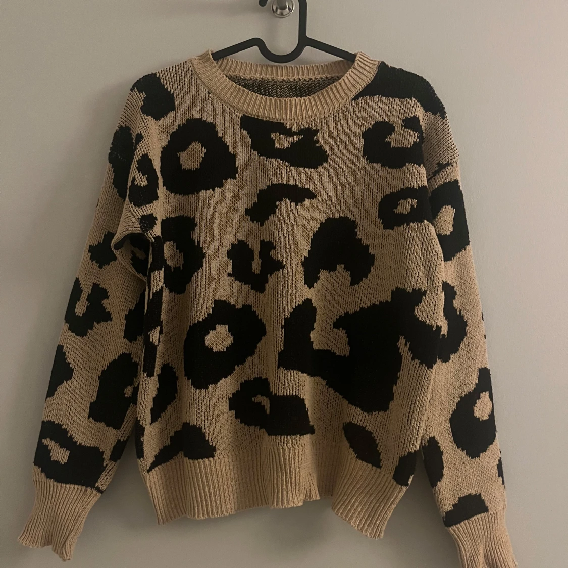 Beige leopardmönstrad tröja