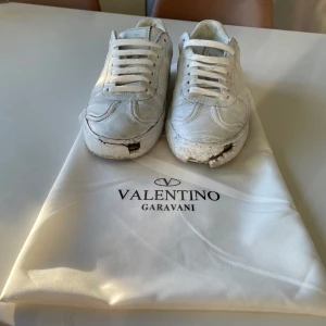 Valentino Flycrews - Säljer dessa slitna flycrews i storlek 41,5. Passar dock mig som har 41 också jättebra. Skorna är som på bilderna väldigt slitna och sulan har lossnat en del i fram och på sidorna. Ifall du har ork eller vill laga dem så skulle jag tro att de går att limma ihop sulan med bra skolim. Utöver det är färgen lite sliten men alla spikar är kvar. Vid sidan av skorna medkommer även dust bag som syns på bilden. Priset är diskutabelt ifall du är intresserad så kontakta gärna vid frågor eller prisförslag.