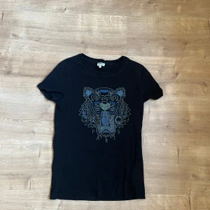 Svart t-shirt från Kenzo - Svart t-shirt från Kenzo med ett blå/grönt tigertryck på framsidan. 