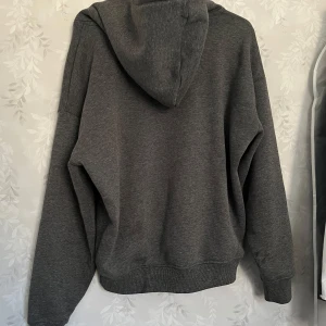 Grå bikbok hoodie - Säljer nu denna mörk gråa bikbok som tyvärr inte kommer till andvändning mera. Köpte för cirka två år sedan men den har mest legat i garderoben, färgern framkommer inte så bra på bilderna men den är snäppet ljusare i verkligheten. Den är i storlek xs och är sann i storleken❤️ skriv bara för minsta lilla funderingar eller frågor🥰