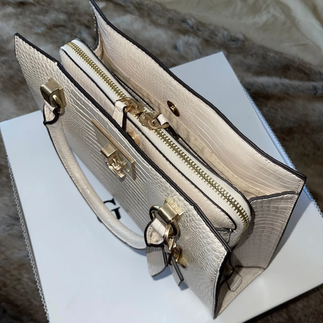 Vit handväska från Guess - 2