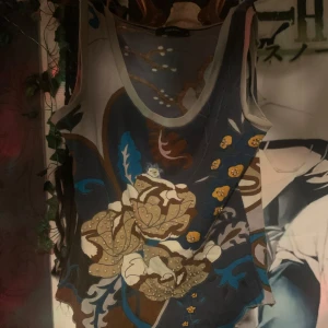 Blommig linnetopp från Vero Moda - Fin armlös topp med lite olika färger med sydd in paljett för detalj. Själv thriftad från loppis men kom inte till användning 