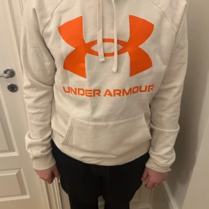 Under armour hoddie  - Hoddie från under armour, skön och snygg 