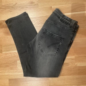 Dondup Jeans - Dondup jeans i färgen mörkgrå/svart. Jeansen har inga tydliga defekter. Storlek:35. Nypris ca 3000kr, vårat pris endast 499kr✅