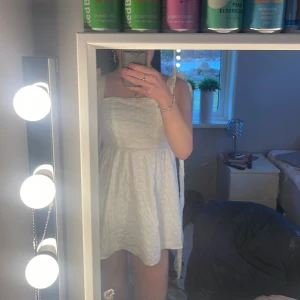 Vit klänning med spetsdetaljer - Super fin vit klänning💗💗