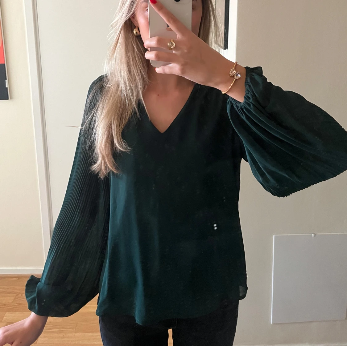 Mörkgrön blus med v-ringning - 1