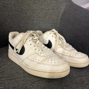 Nike skor  - Är ganska använda. Har inte tvättat dom men om de önskas så fixar jag 