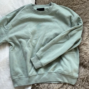 Ljusgrön tjocktröja - Från lager 157. Inte använd så många gånger, Ytterst lite nopprig om man kollar noggrant.
