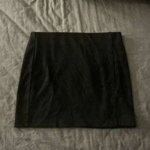 Svart kjol - Aldrig använt. Det är ett litet jak i benet eller vad man ska kalla det. 