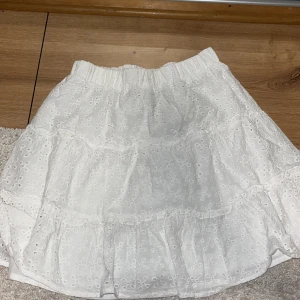 Vit kjol från Fb Sister - Söt vit kjol från B Sister med broderade detaljer och volanger. Perfekt för en somrig look. Pris diskuteras såklart!❤️ köpt för ca 200 