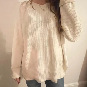 Vit stickad tröja - Mysig vit stickad tröja med en avslappnad passform. Tröjan har långa ärmar och en ribbad struktur. Använd fåtal gånger. Passar XS-M