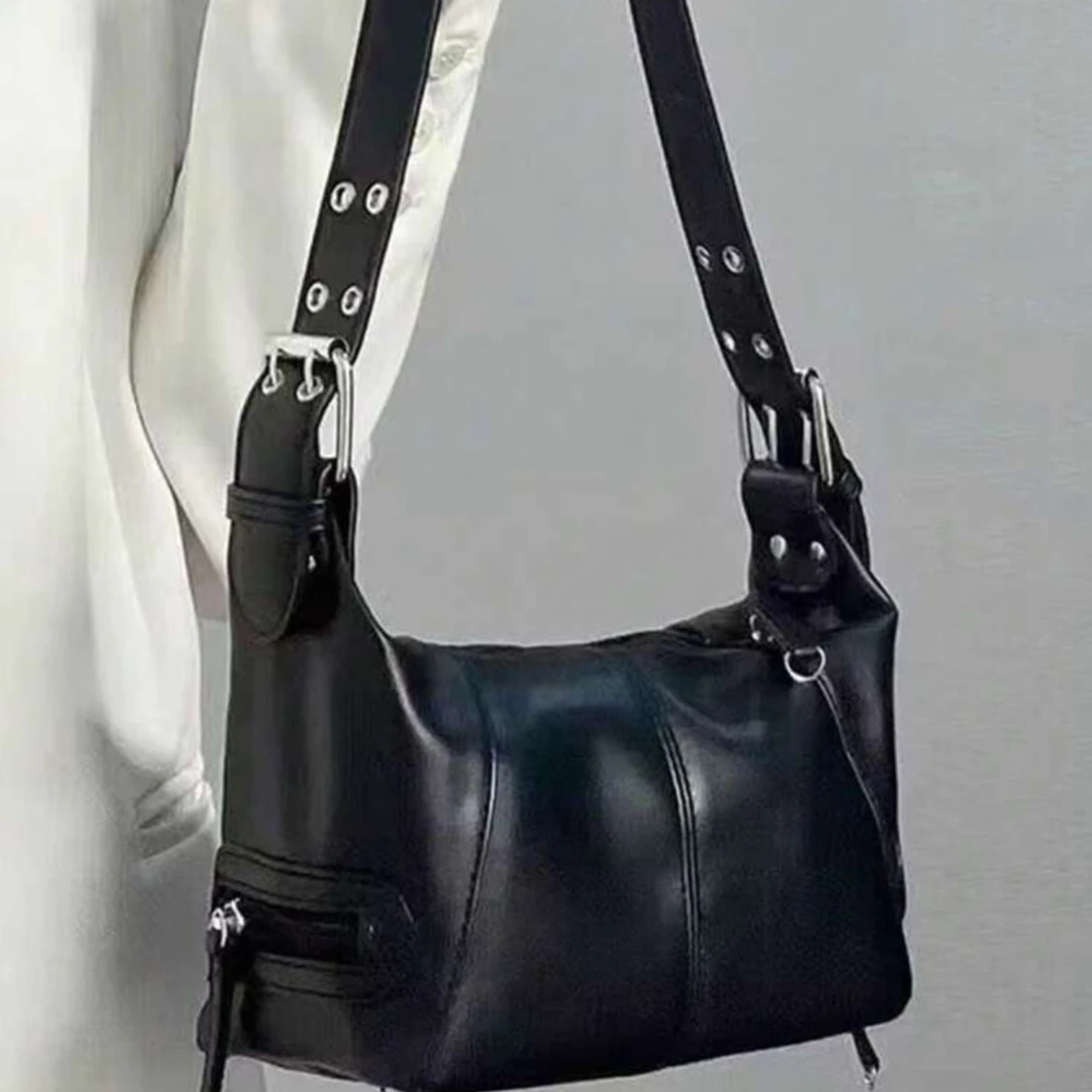 Svart axelväska  - 1
